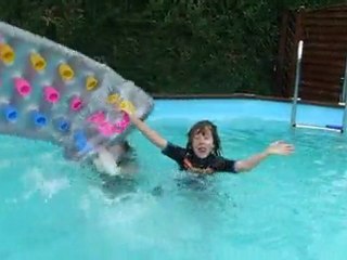 Marie et Amandine dans la piscine