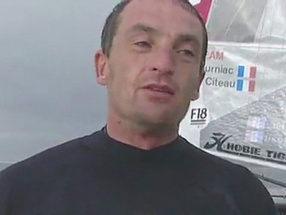 Insolite : Hobie Cat en surf dans les vagues de la Torche en Bretagne