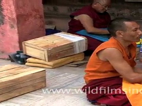 Devotees and monks in Mahabodhi Temple