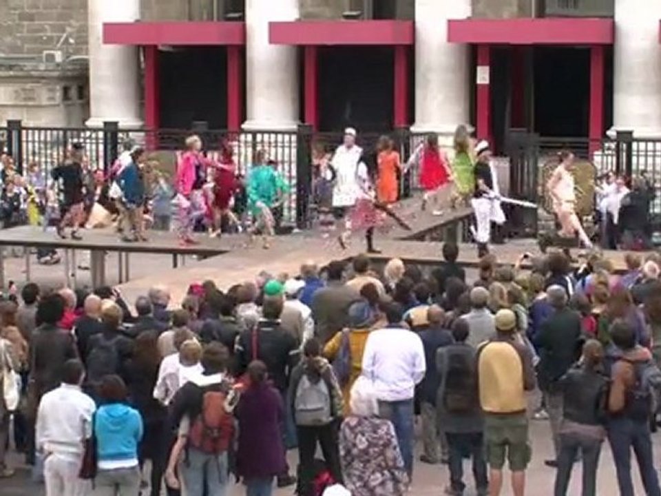 Sirènes et midi net > T. Public > Le défilé de marques, acte 1