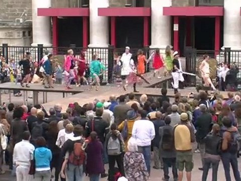 Sirènes et midi net > T. Public > Le défilé de marques, acte 1