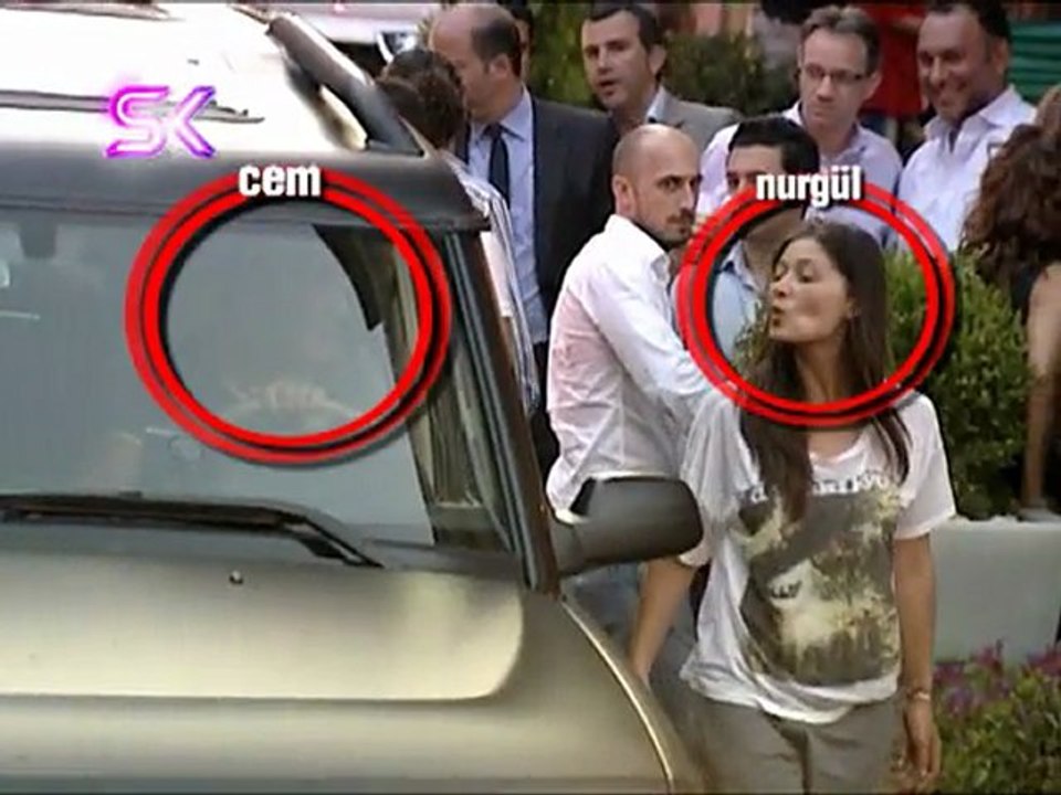 NURGÜL YEŞİLÇAY'DAN CEM ÖZER'E ÖPÜCÜK