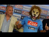 Napoli - Inler presentato a sorpresa con la nuova maglia del Napoli