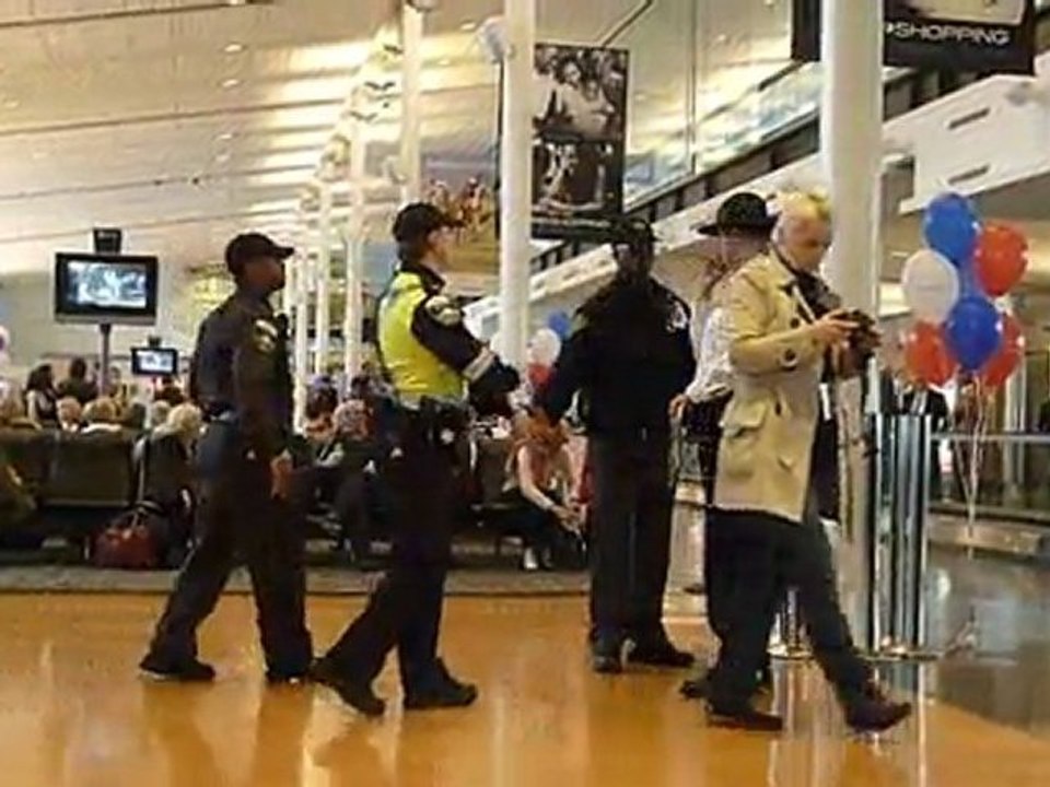 v060- Flics à l'aéroport