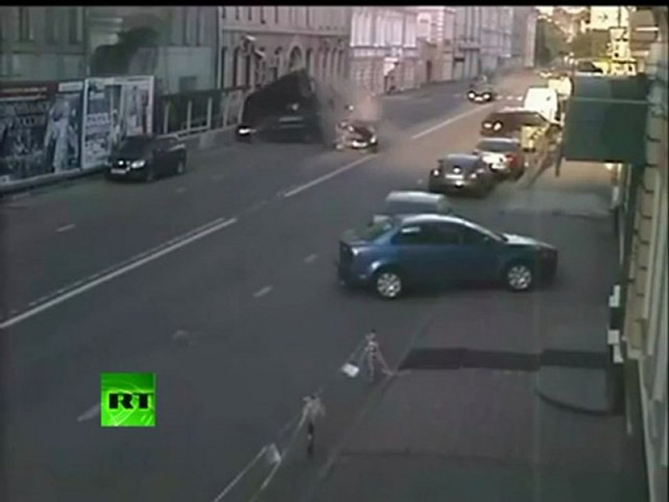 Wilde Car Crash in Moskau $ 160K Nissan Pflüge in geparkten Autos, Sends Jeep in die Lüfte