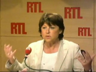 Tải video: Martine Aubry, première secrétaire du Parti socialiste, candidate à la primaire de son parti, invitée de RTL (12 juillet 2011)