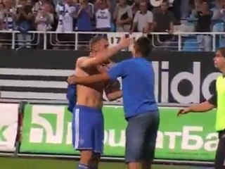 Ο Σεφτσένκο σώζει... εισβολέα από τους φύλακες του γηπέδου