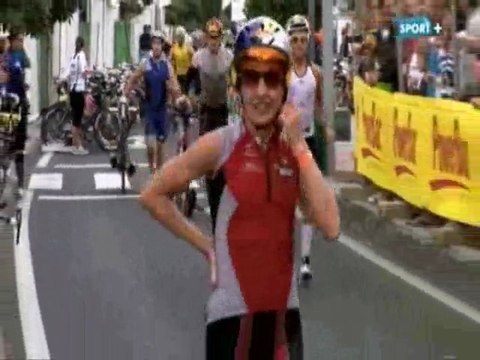 Michael Louys - IM Lanzarote 2011 - sortie du parc à vélo