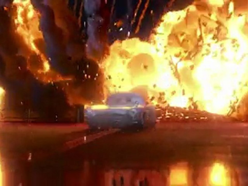 Cars 2 - Extrait : Course poursuite sur la plate-forme pétrolière