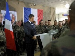 Sarkozy présente ses condoléances à Karzai et...