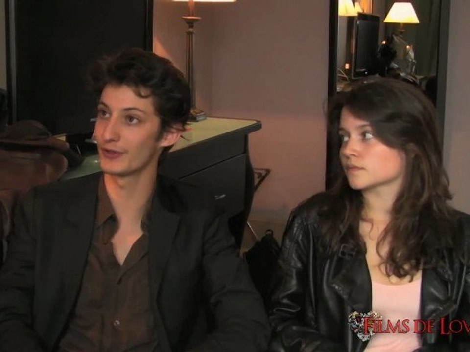 "J'aime regarder les filles" - Interview de Audrey Bastien et Pierre Niney