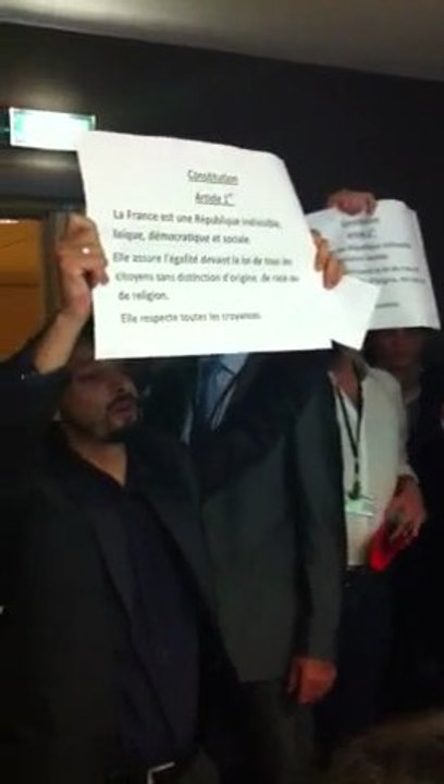 Des militants de gauche perturbent l'apéritif saucisson de la Droite populaire