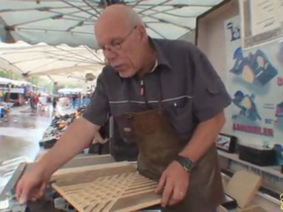 Un Mulhousien presente une Invention du Concours Lepine 1964 à Mulhouse