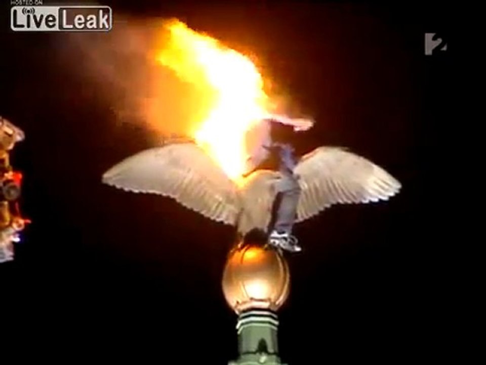 Crazy Man fängt Feuer, dann springt Bridge!