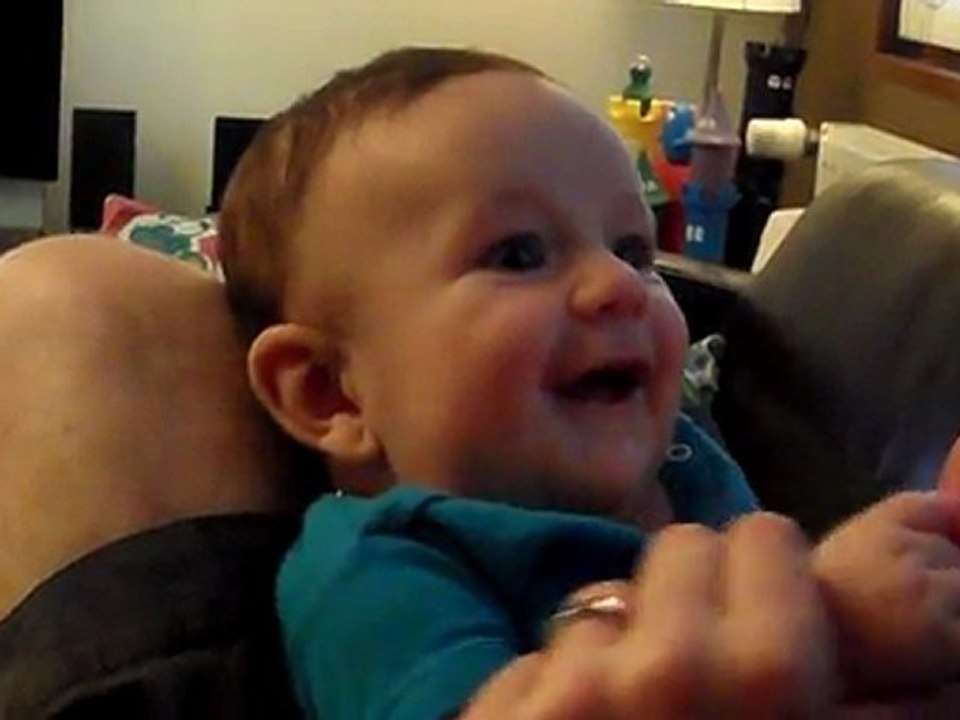 Jules rigole avec Papa