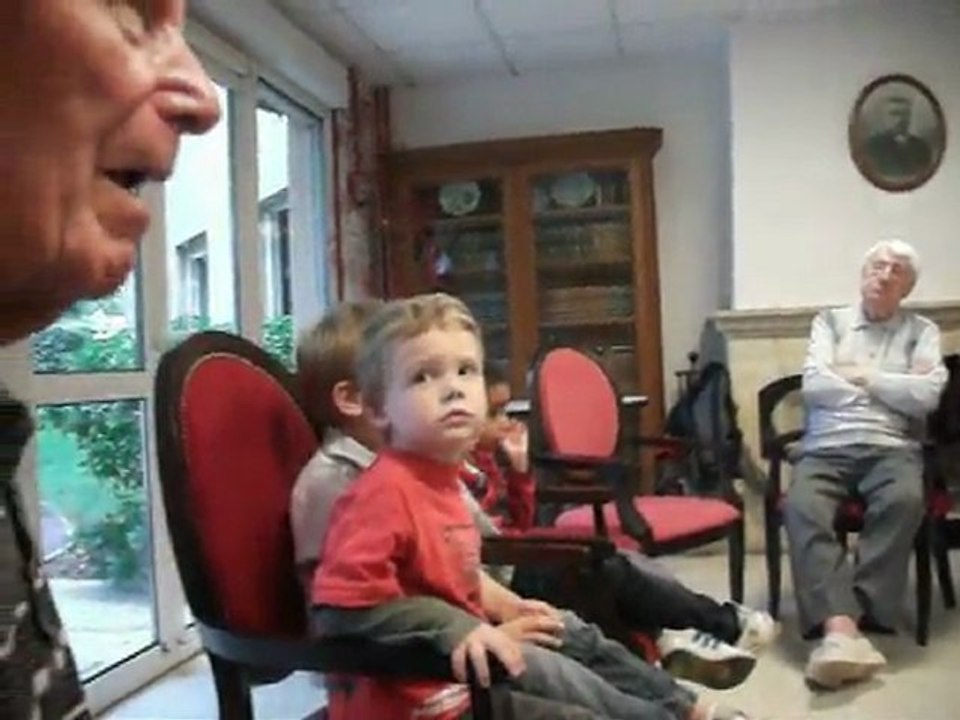 Leon maugé chante avec les enfants