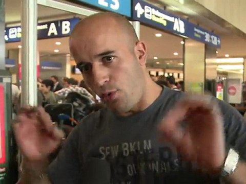 Les passagers d'Air Algérie en attente à Orly