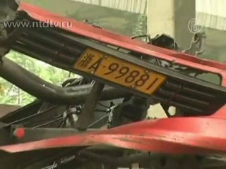 В Китае грузовик провалился сквозь мост