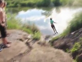 fille-velo-tremplin-etang