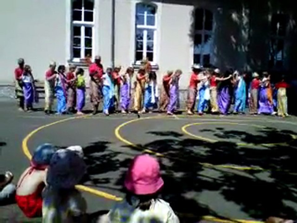 danse malgache pour spectacle fin d'année classe cm1 chorégraphiée par l'association ANAMA
