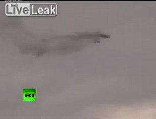 Doppeldecker stürzt in Fluss während Kunstflug