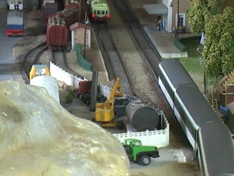 Trains miniatures: départ d'un train de voyageurs de la gare de Derneville