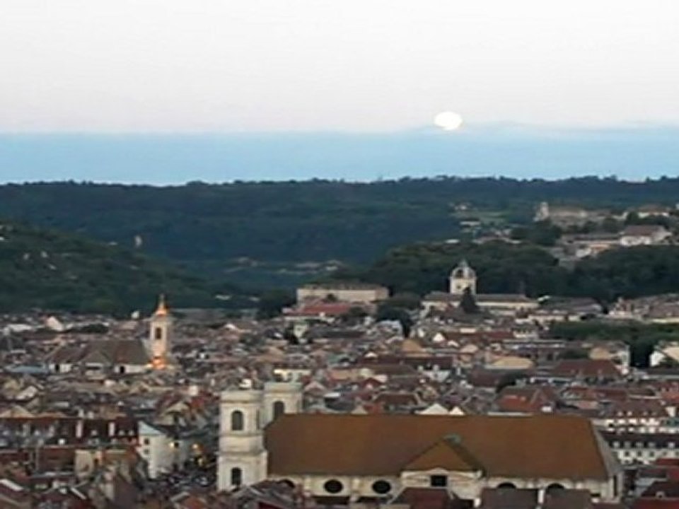 La lune se lève dans le ciel de Besançon