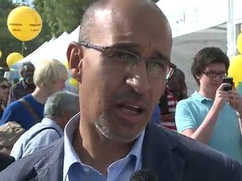 Harlem Désir visite le village associatif lors du concert d'SOS Racisme