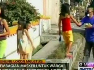 Locals flee volcano in Indonesia