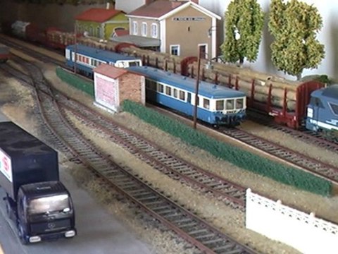 Trains miniatures: croisement d'un autorail et d'un train de grumes. Réseau HO de Hubertrain.