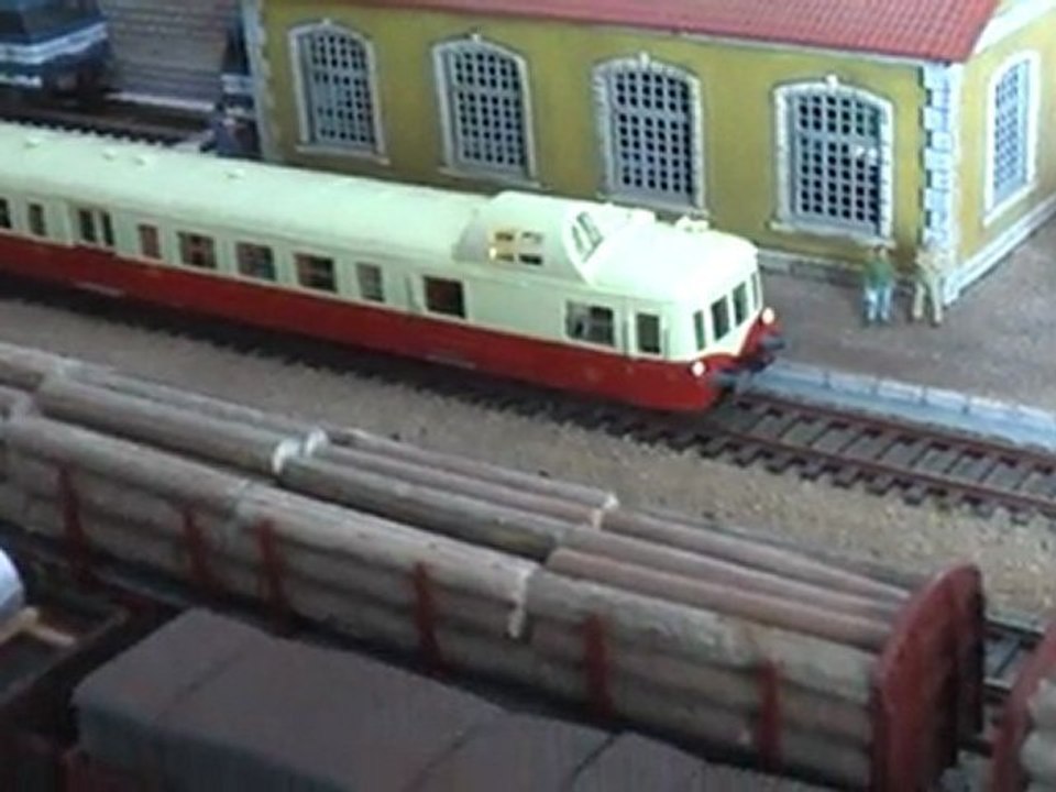 Trains miniatures: départ de l' autorail Picasso X 4005. Réseau HO de Hubertrain.