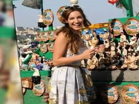 Kelly Brook Shows Off Amazing Bikini Body