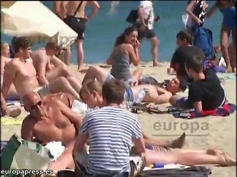 Masajes a cinco euros en la playa de Barcelona