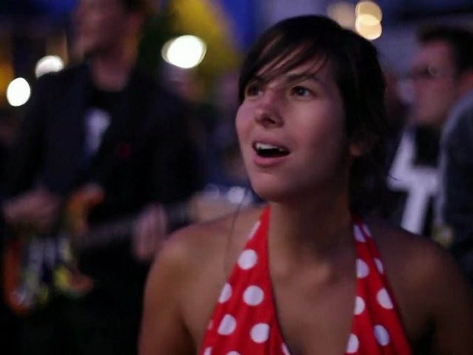 Dont walk away de WAKA (clip officiel)