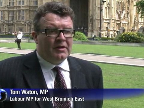 Murdoch apologises to victims as aide Brooks quits