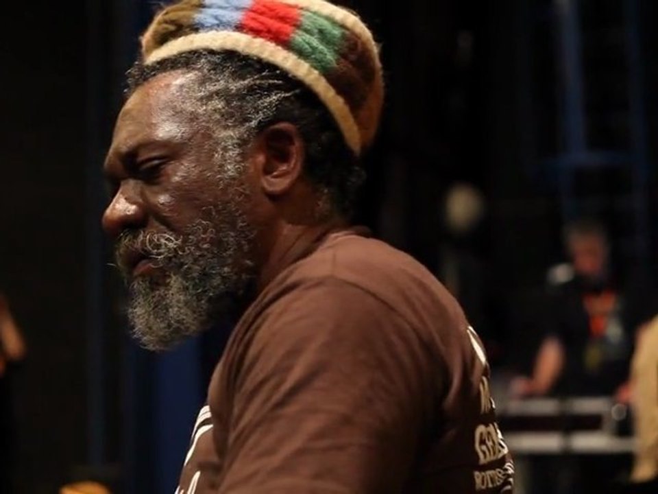 Winston McAnuff & The Bazbaz Orchestra - "Rastafari is his Name" Live at Radio Lucien