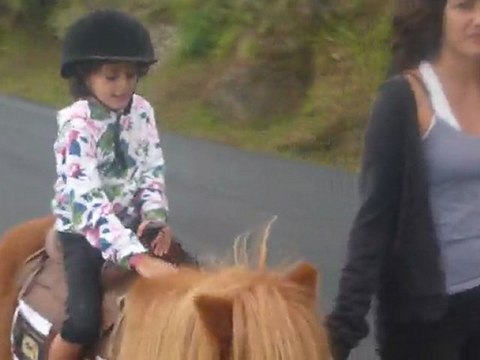 sarah fait du poney