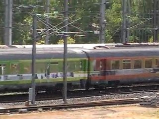 Passage d'un corail Téoz en gare de Saint Germain des Fossés le 20/06/2011