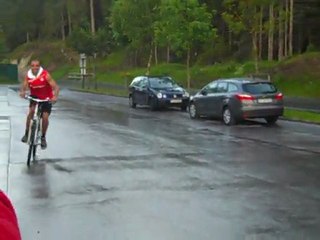 Ο Τζεμπούρ κάνει σούζες με ποδήλατο