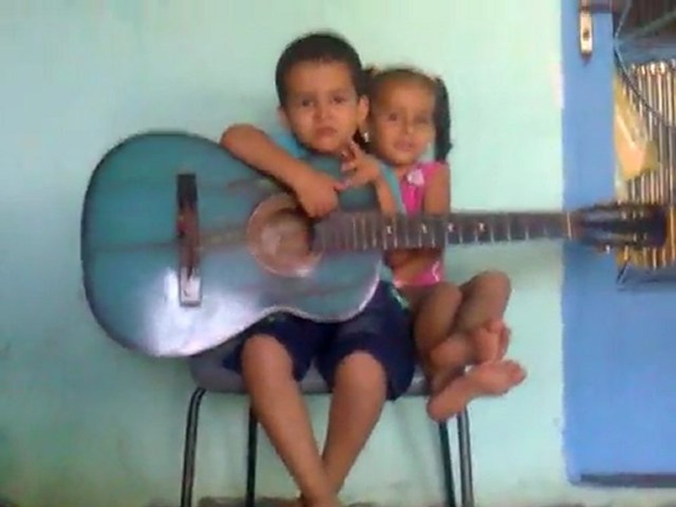 criancas tocando e cantando