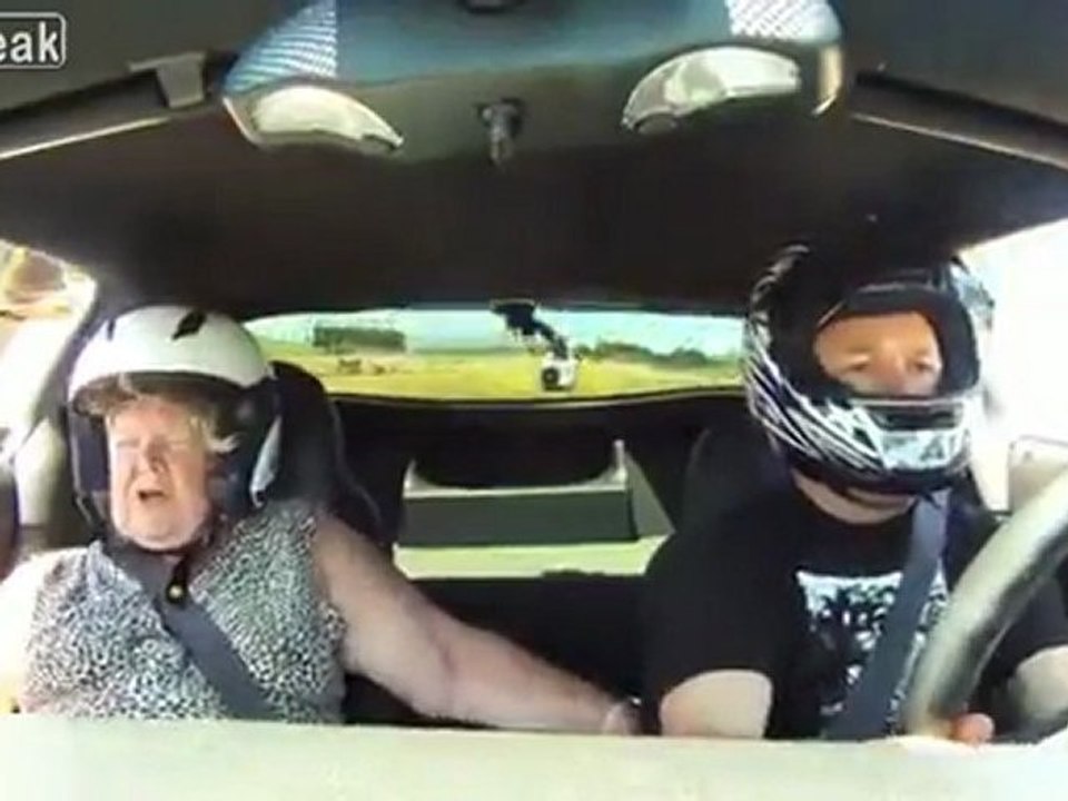 Guy nimmt Mutter für eine Fahrt in seinem Z06