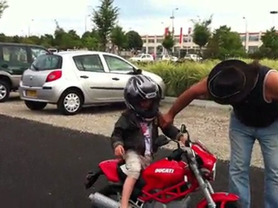 1ère chute de Ange sur la moto !