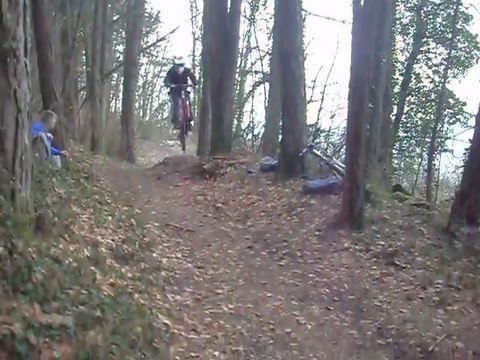 saut de 3 mètres en vtt dans le chemin de la croix du dan à poligny