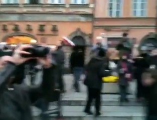 Kordon policji przed rozpoczęciem marszu