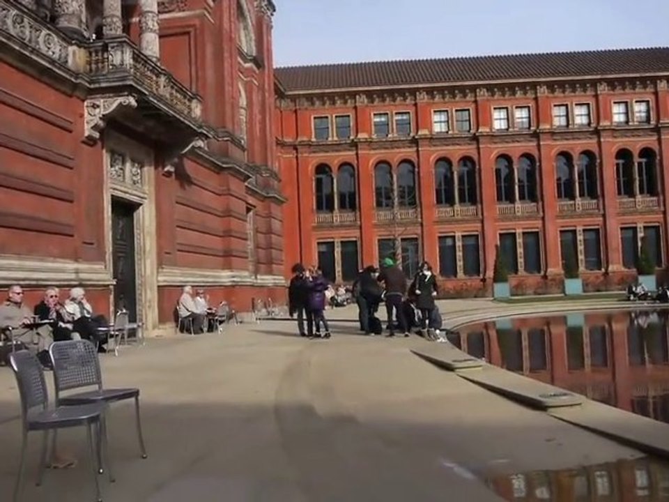 CHARLOTTE / LONDON / PLACE / COURTYARD