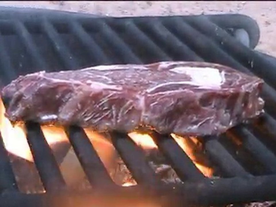 Rib-eye auf offenem feuer gegrillt - disturbed cooking ...