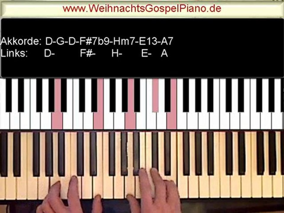 Weihnachtslieder am Klavier spielen