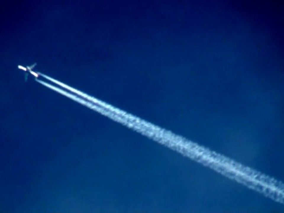 strange chemtrail 06.11.2010 slow motion