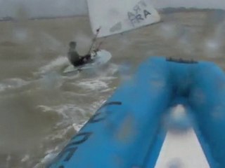 Lasers dans la brise au portant