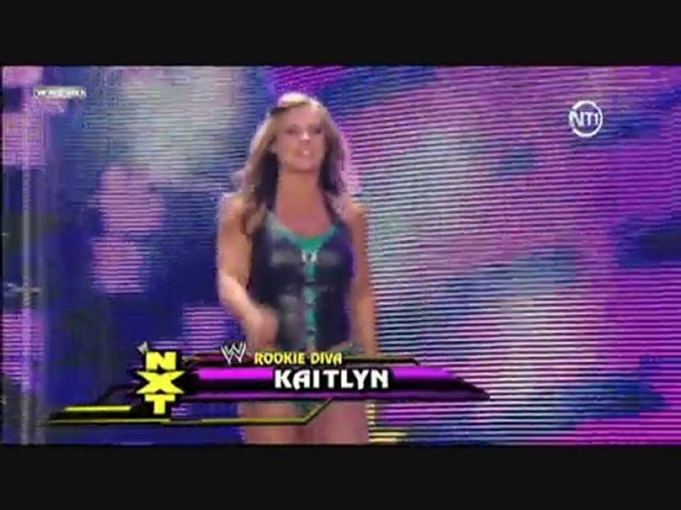 Catch Attack Smackdown 13/11/10 Vickie Guerrero VS Kaitlyn